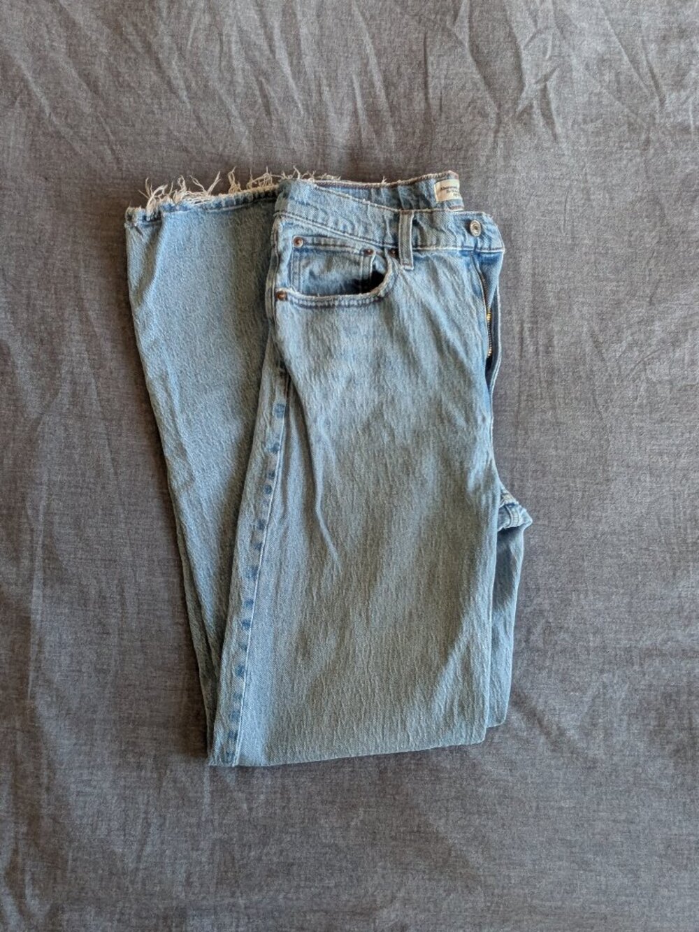 A&F Relaxed Jean High Rise.